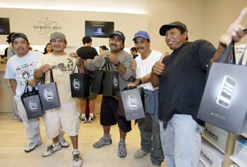 Ουρές στα καταστήματα για το λανσάρισμα του iPhone στις ΗΠΑ