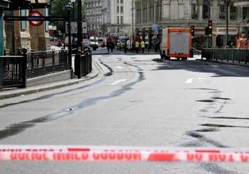 Εξονυχιστικοί έλεγχοι στο Λονδίνο μετά τον εντοπισμό δύο παγιδευμένων αυτοκινήτων