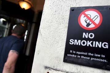 Τέλος στο κάπνισμα σε δημόσιους χώρους στην Αγγλία από την 1η Ιουλίου