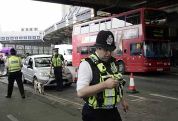 Συνεχίζονται με εντατικούς ρυθμούς οι έρευνες των βρετανικών αρχών για τις επιθέσεις