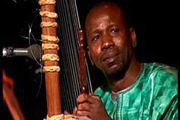 Η κόρα συναντά την κρητική λύρα και το τουρκικό σάζι σε μία συναυλία