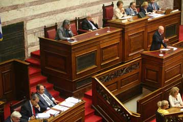 «Φωτιά» στην πολιτική διαμάχη έβαλαν οι ευθύνες για τις καταστροφικές πυρκαγιές