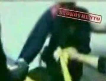 Νέο βίντεο με αστυνομικούς να βασανίζουν κρατούμενο