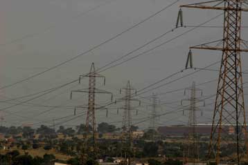 Διαψεύδει η ΔΕΗ «ασυνεννοησία» με την Πυροσβεστική στη φωτιά της Πάρνηθας