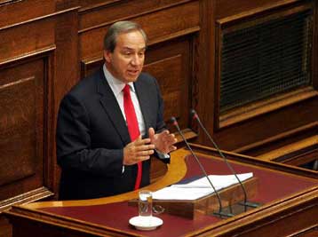 Έντονη αντίδραση Αλογοσκούφη σε καταγγελίες του ΠΑΣΟΚ για σχέσεις με Παπαμαρκάκη