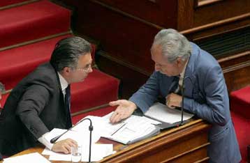 Εν μέσω αντιπαράθεσης Ρουσόπουλου-Βενιζέλου ψηφίστηκε το νομοσχέδιο για τα ΜΜΕ