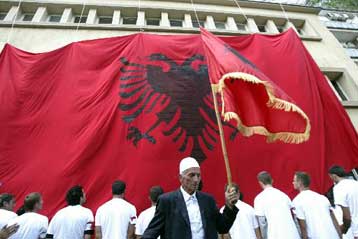 Το πρόβλημα του Κοσόβου σκιά στη «φιλική» συνάντηση Μπους-Πούτιν