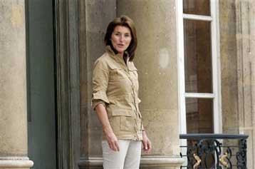 Σε μπελάδες έβαλε την Πρώτη Κυρία της Γαλλίας μια πιστωτική κάρτα