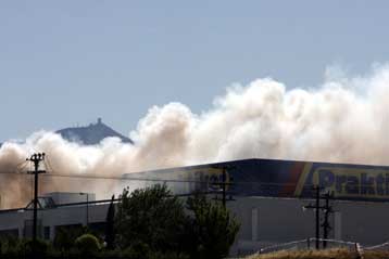 Υπό έλεγχο η πυρκαγιά στο πολυκατάστημα Praktiker στη Θεσσαλονίκη