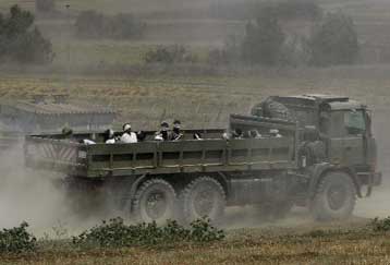 Ο ισραηλινός στρατός αποχώρησε από τη Γάζα της Χαμάς με θύματα και συλλήψεις