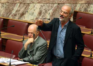 «Νονό» αποκάλεσε τον πρωθυπουργό στη Βουλή ο Αλέκος Αλαβάνος