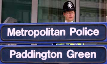 Απαγγέλθηκαν κατηγορίες σε αραβικής καταγωγής γιατρό για τις επιθέσεις στη Βρετανία