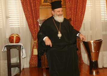 Το ενδεχόμενο να υποβληθεί ο Αρχιεπίσκοπος σε νέα παρακέντηση εξετάζουν οι γιατροί