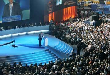 Πυρ ομαδόν κατά ΠΑΣΟΚ από το βήμα του 7ου συνεδρίου της Νέας Δημοκρατίας