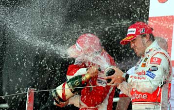 Νίκη του Ραϊκόνεν στο βρετανικό GP μετά από συνεχείς εναλλαγές της πρωτιάς