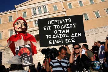 Διαμαρτυρία πολιτών έξω από τη Βουλή για την καταστροφή της Πάρνηθας