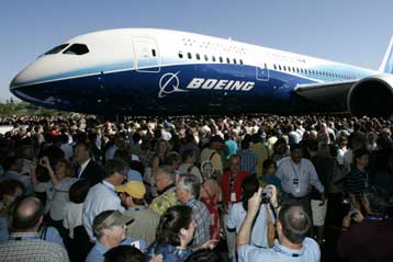 Αποκαλυπτήρια για το αεροσκάφος νέας γενιάς 787 Dreamliner της Boeing