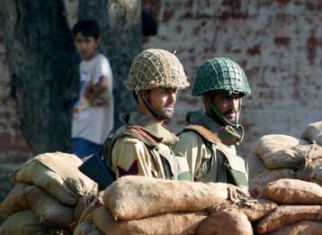 Προσπάθειες διαπραγματεύσεων με τους έγκλειστους στο «Κόκκινο Τζαμί»