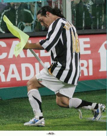 Μένει στη Γιουβέντους ο Καμορανέζι, «κολλάει» του Νέντβεντ