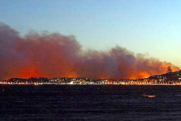 Μάχη με τις φλόγες δίνουν ξανά οι πυροσβέστες στη νότια Γαλλία