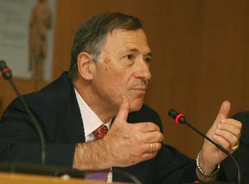 Μεμονωμένο το φαινόμενο των αλλοιώσεων στις βαθμολογίες, λέει το υπουργείο Παιδείας