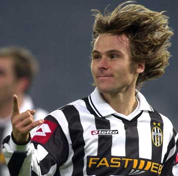 Μένει και «κρεμάει τα παπούτσια του» στη Γιουβέντους ο Πάβελ Νέντβεντ