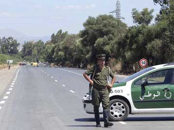 Αιματηρή επίθεση αυτοκτονίας σε στρατόπεδο στην Αλγερία