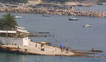 Καταπάτηση αιγιαλού στη Βάρκιζα από τρία κέντρα διασκέδασης