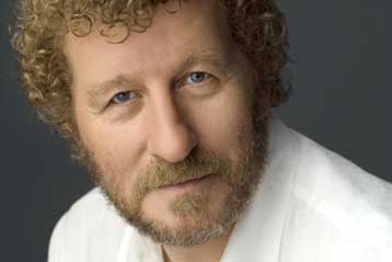 Ο Σεμπάστιαν Φωκς είναι ο συγγραφέας μιας νέας περιπέτειας του Τζέιμς Μποντ