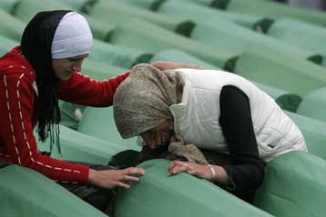 Εκδήλωση μνήμης για τα θύματα της σφαγής στη Σρεμπρένιτσα με εκκλήσεις για δικαιοσύνη