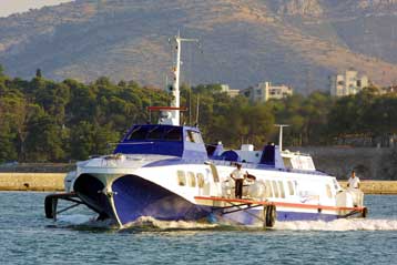 Φωτιά σε ιπτάμενο δελφίνι έξω από το λιμάνι της Αίγινας