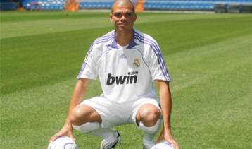 Τον Πέπε των 30 εκατ. ευρώ παρουσίασε η Ρεάλ Μαδρίτης με τον Λαπόρτα να την επικρίνει