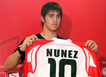 Στην Αθήνα οι τρεις νεαποκτηθέντες του Ολυμπιακού – Τη φανέλα με το 10 πήρε ο Νούνιες