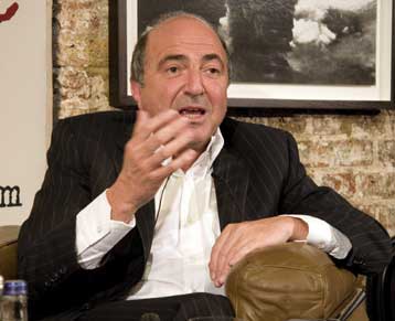 Η Βραζιλία εξέδωσε ένταλμα σύλληψης κατά του Μπερεζόφσκι