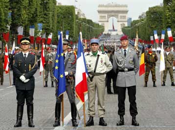 Με στρατιώτες από όλη την ΕΕ η παρέλαση για την 14η Ιουλίου στο Παρίσι