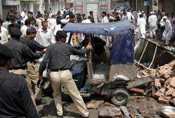 Πολύνεκρη επίθεση αυτοκτονίας κατά αυτοκινητοπομπής του πακιστανικού στρατού