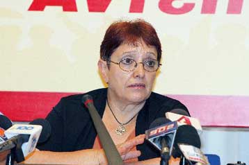 Όχι με ανάθεση σε ιδιώτες η αναδάσωση της Πάρνηθας, λέει η Αλέκα Παπαρήγα