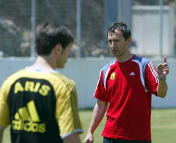 Στη Γαλλία για να «δέσει» ο Αρης, που περιμένει την απόφαση του Ντος Σάντος