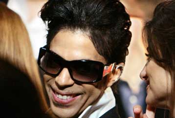 Τάραξε τα νερά της δισκογραφίας ο Πρινς μοιράζοντας δωρεάν το νέο του άλμπουμ