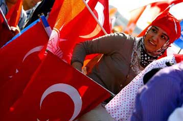 Αντίστροφα μετράει η Τουρκία για την εκλογική αναμέτρηση της 22ας Ιουλίου