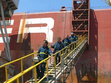 Ένταση στη διάρκεια της πορείας των εργαζομένων του Περάματος