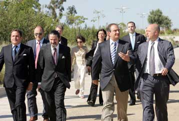 Επίσκεψη Καραμανλή στο χώρο ανέγερσης του Πολιτιστικού Πάρκου στον παλαιό Ιππόδρομο