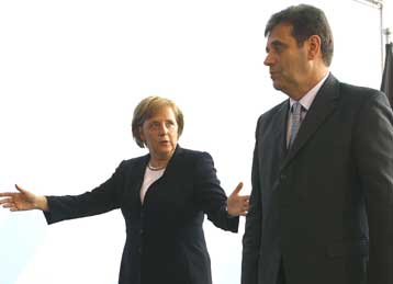 Σε διαφορετικό μήκος κύματος Ανγκελα Μέρκελ και Βόισλαβ Κοστούνιτσα για το Κόσοβο