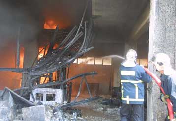 Μεγάλη φωτιά σε εργοστάσιο ξυλείας στο Περιστέρι