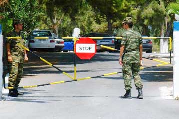 Απαγορεύονται τα κινητά με κάμερα και βίντεο στα στρατόπεδα όλης της χώρας