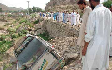 Βομβιστικές επιθέσεις με δεκάδες νεκρούς ανεβάζουν το «θερμόμετρο» στο Πακιστάν