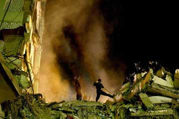 Νεκροί και αγνοούμενοι από κατάρρευση επταόροφου κτιρίου στη Βομβάη