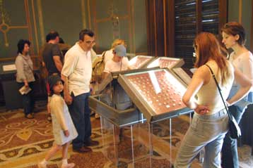 Με θησαυρό κρυμμένο για χρόνια σε μια τουαλέτα εμπλουτίστηκε το Νομισματικό Μουσείο