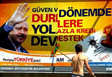 «Σκληραίνει» η πολιτική αντιπαράθεση στην Τουρκία λίγο πριν από τις εκλογές