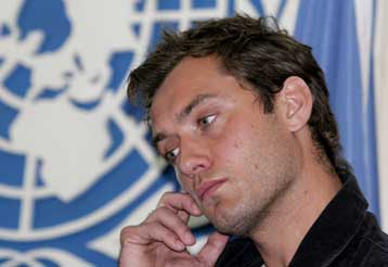 Το Αφγανιστάν επισκέφθηκε ο Τζουντ Λο για να προωθήσει την Ημέρα Ειρήνης του ΟΗΕ